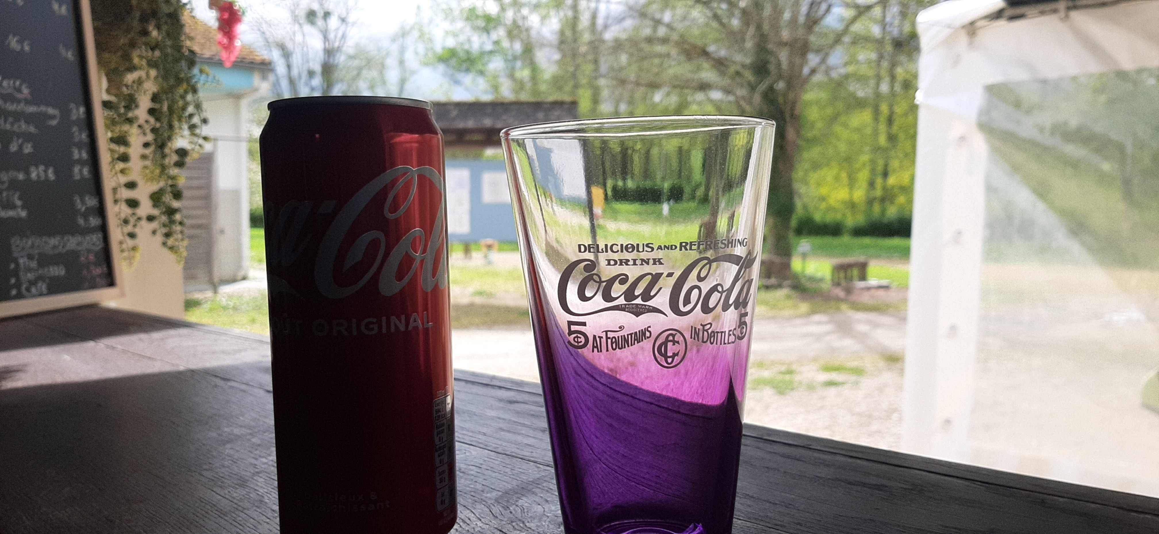 Photo d'une canette de Coca-Cola et un verre Coca-Cola